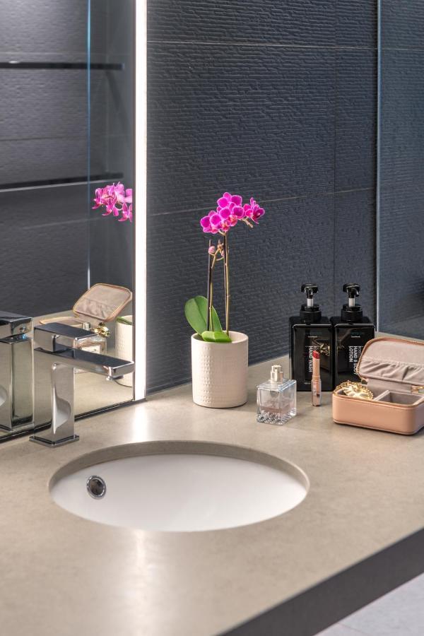 Crystalbrook Vincent Hotel Brisbane Bagian luar foto Bathroom amenities