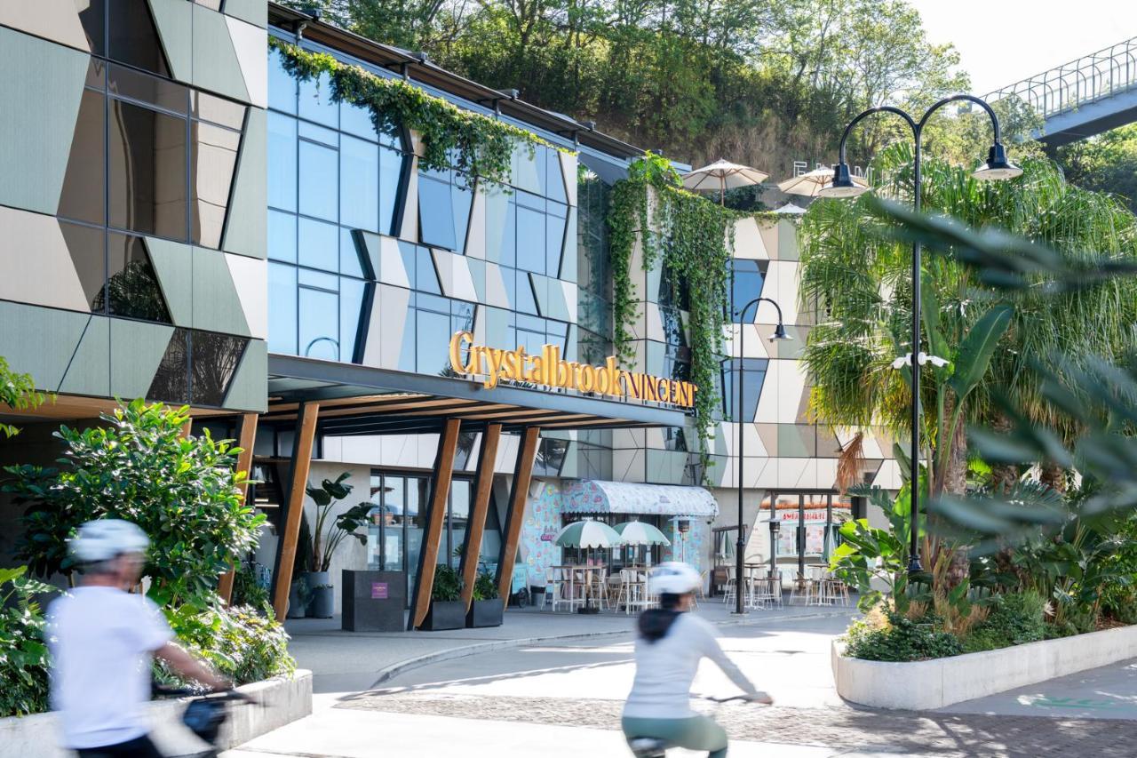 Crystalbrook Vincent Hotel Brisbane Bagian luar foto The entrance to the shopping centre
